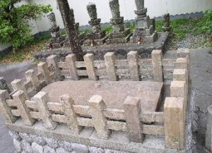 ヘンミの墓